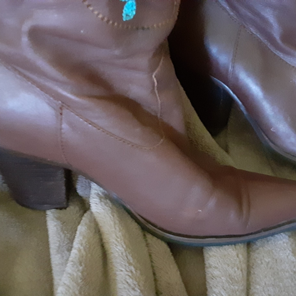 Brown embroidered boots - Picture 3 of 3